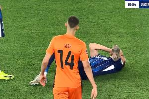 太倒霉了！第15分钟，图多列因伤无法坚持，被郑浩乾替换下场