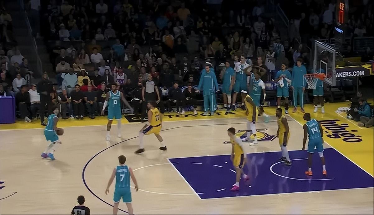 官方直播-雷迪克仍是不粘锅！谈防守亲承自己有布置，甩锅球员强度不够！