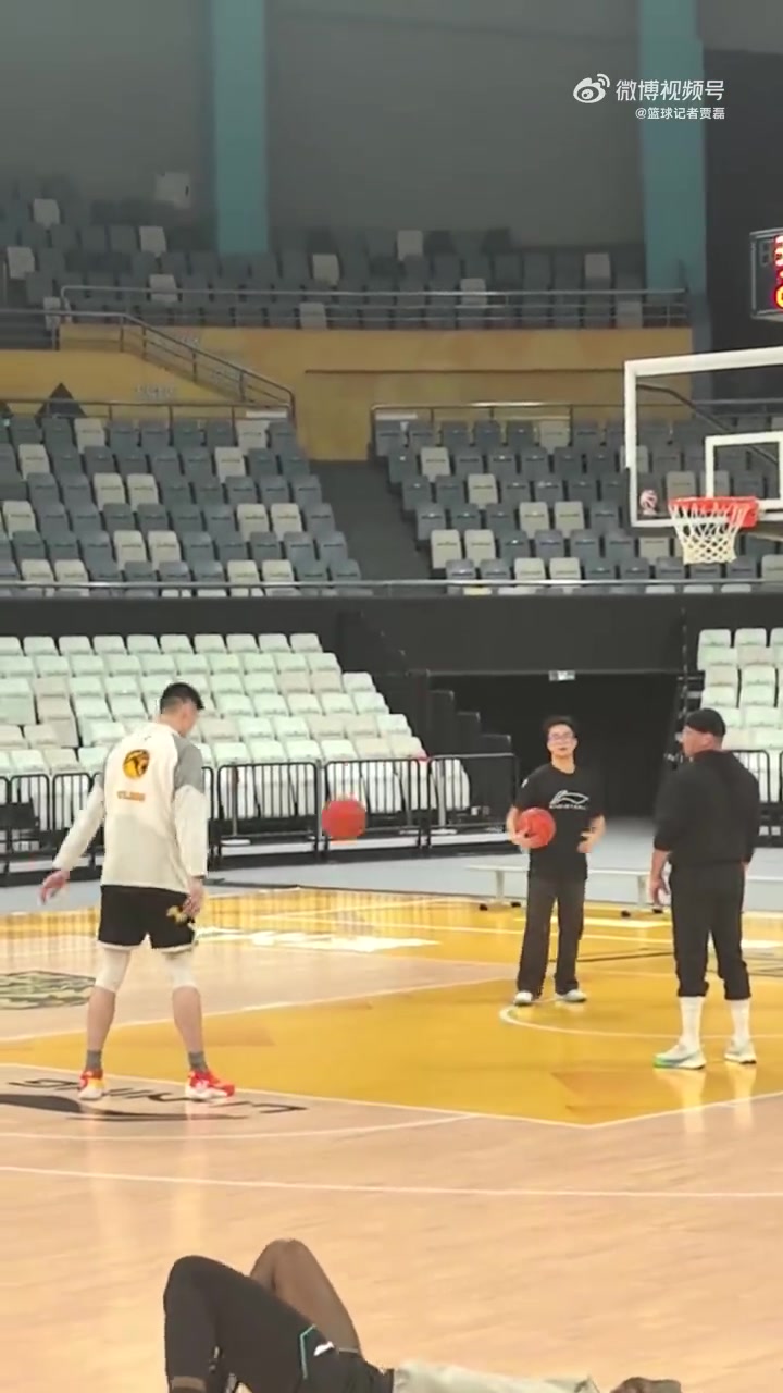 注册观看-劳模！胡金秋没休息归队立刻练！王博：必须强制让他休息几天了