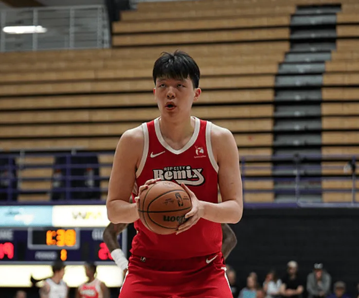 注册观看-杨瀚森G联赛半场15分钟，投篮8中8得到17分3篮板2助攻1抢断